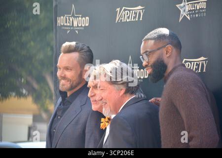 Joel McHale, Bill Nye, Ross Shafer und die Boston Celtics-Stars Jaylen Brown posieren zusammen auf dem Schritt und wiederholen sie bei Bill Nyes Hollywood Walk of Fame-Star-Zeremonie am 22. September 2025 in Los Angeles. Stockfoto