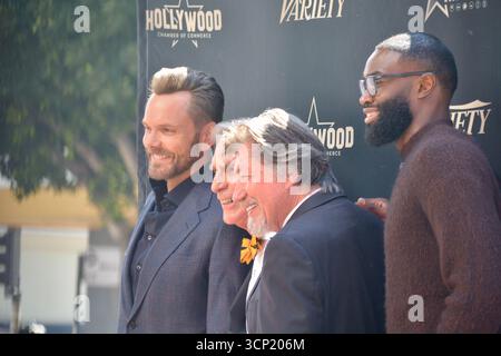 Joel McHale, Bill Nye, Ross Shafer und die Boston Celtics-Stars Jaylen Brown posieren zusammen auf dem Schritt und wiederholen sie bei Bill Nyes Hollywood Walk of Fame-Star-Zeremonie am 22. September 2025 in Los Angeles. Stockfoto