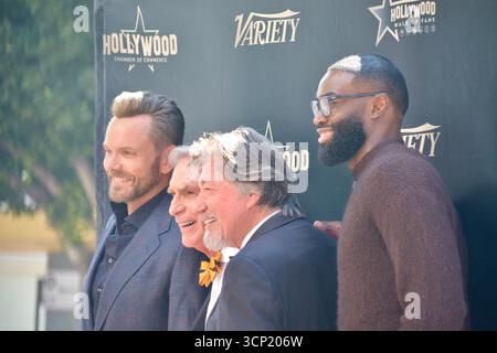 Joel McHale, Bill Nye, Ross Shafer und die Boston Celtics-Stars Jaylen Brown posieren zusammen auf dem Schritt und wiederholen sie bei Bill Nyes Hollywood Walk of Fame-Star-Zeremonie am 22. September 2025 in Los Angeles. Stockfoto