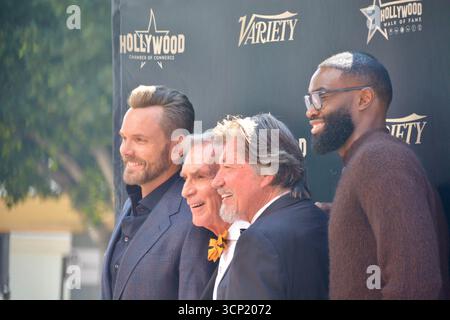 Joel McHale, Bill Nye, Ross Shafer und die Boston Celtics-Stars Jaylen Brown posieren zusammen auf dem Schritt und wiederholen sie bei Bill Nyes Hollywood Walk of Fame-Star-Zeremonie am 22. September 2025 in Los Angeles. Stockfoto