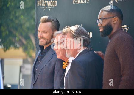 Joel McHale, Bill Nye, Ross Shafer und die Boston Celtics-Stars Jaylen Brown posieren zusammen auf dem Schritt und wiederholen sie bei Bill Nyes Hollywood Walk of Fame-Star-Zeremonie am 22. September 2025 in Los Angeles. Stockfoto