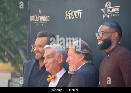 Joel McHale, Bill Nye, Ross Shafer und die Boston Celtics-Stars Jaylen Brown posieren zusammen auf dem Schritt und wiederholen sie bei Bill Nyes Hollywood Walk of Fame-Star-Zeremonie am 22. September 2025 in Los Angeles. Stockfoto