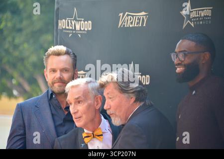 Joel McHale, Bill Nye, Ross Shafer und die Boston Celtics-Stars Jaylen Brown posieren zusammen auf dem Schritt und wiederholen sie bei Bill Nyes Hollywood Walk of Fame-Star-Zeremonie am 22. September 2025 in Los Angeles. Stockfoto