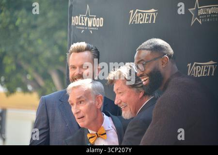 Joel McHale, Bill Nye, Ross Shafer und die Boston Celtics-Stars Jaylen Brown posieren zusammen auf dem Schritt und wiederholen sie bei Bill Nyes Hollywood Walk of Fame-Star-Zeremonie am 22. September 2025 in Los Angeles. Stockfoto