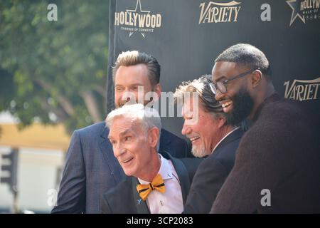 Joel McHale, Bill Nye, Ross Shafer und die Boston Celtics-Stars Jaylen Brown posieren zusammen auf dem Schritt und wiederholen sie bei Bill Nyes Hollywood Walk of Fame-Star-Zeremonie am 22. September 2025 in Los Angeles. Stockfoto