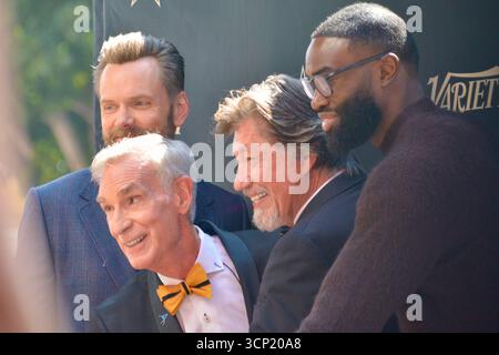Joel McHale, Bill Nye, Ross Shafer und die Boston Celtics-Stars Jaylen Brown posieren zusammen auf dem Schritt und wiederholen sie bei Bill Nyes Hollywood Walk of Fame-Star-Zeremonie am 22. September 2025 in Los Angeles. Stockfoto