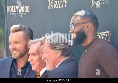 Joel McHale, Bill Nye, Ross Shafer und die Boston Celtics-Stars Jaylen Brown posieren zusammen auf dem Schritt und wiederholen sie bei Bill Nyes Hollywood Walk of Fame-Star-Zeremonie am 22. September 2025 in Los Angeles. Stockfoto