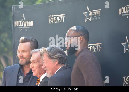 Joel McHale, Bill Nye, Ross Shafer und die Boston Celtics-Stars Jaylen Brown posieren zusammen auf dem Schritt und wiederholen sie bei Bill Nyes Hollywood Walk of Fame-Star-Zeremonie am 22. September 2025 in Los Angeles. Stockfoto