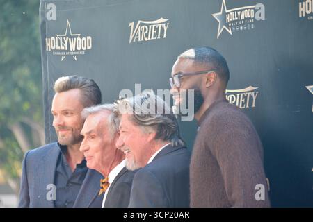 Joel McHale, Bill Nye, Ross Shafer und die Boston Celtics-Stars Jaylen Brown posieren zusammen auf dem Schritt und wiederholen sie bei Bill Nyes Hollywood Walk of Fame-Star-Zeremonie am 22. September 2025 in Los Angeles. Stockfoto