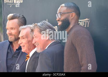 Joel McHale, Bill Nye, Ross Shafer und die Boston Celtics-Stars Jaylen Brown posieren zusammen auf dem Schritt und wiederholen sie bei Bill Nyes Hollywood Walk of Fame-Star-Zeremonie am 22. September 2025 in Los Angeles. Stockfoto