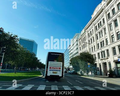 Wien, Österreich - 22. Oktober 2024: Ein Van-Hool-Doppeldeckerbus Kupers Touringcars fährt entlang einer Stadtstraße mit klassischen und modernen Gebäuden Stockfoto
