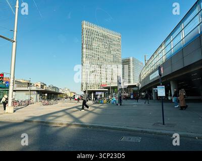 Wien, Österreich - 22. Oktober 2024: Urbane Szene mit hohen Glasbürotürmen Hauptbahnhof, Fahrrädern, Fußgängern und einem geschäftigen modernen Verkehrsknotenpunkt Stockfoto