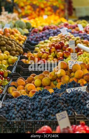 Farbenfroher Markt für frisches Obst in Albanien – lebendige Ausstellung von Trauben, Pfirsichen, Äpfeln und saisonalen Produkten zu lokalen Preisen Stockfoto