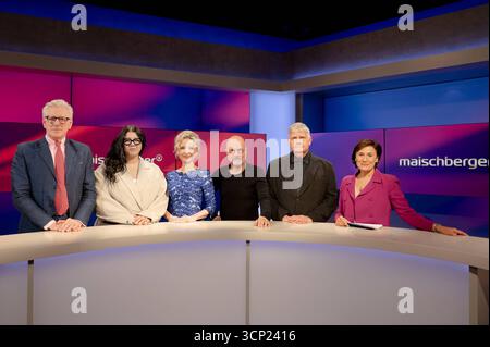Änderungsantrag 23. September 2025 diskutierte Sandra Maischberger in Köln mit Gästen über innenpolitische Reformpläne und die politische Lage in den USA. Unter den Gesprächspartnern waren Autorin Sandra Navidi, US-Autor Eric T. Hansen, Schauspieler Christian Berkel, Journalist Theo Koll und Yasmine MBarek von die Zeit., 23.09.2025, Köln , WDR, Alexander Franz Nordrhein-Westfalen *** am 23. September 2025 diskutierte Sandra Maischberger mit Gästen in Köln innenpolitische Reformpläne und die politische Situation in den USA. Unter den Gesprächspartnern waren die Autorin Sandra Navidi, die US-Autorin Eric T Stockfoto