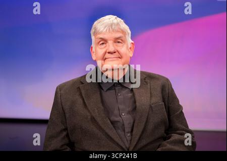 Änderungsantrag 23. September 2025 diskutierte Sandra Maischberger in Köln mit Gästen über innenpolitische Reformpläne und die politische Lage in den USA. Unter den Gesprächspartnern war US-Autor Eric T. Hansen, 23.09.2025, Köln , *** am 23. September 2025 diskutierte Sandra Maischberger mit Gästen in Köln über innenpolitische Reformpläne und die politische Situation in den USA. Zu den Gesprächspartnern zählte der US-amerikanische Autor Eric T Hansen, 23 09 2025, Köln, Stockfoto