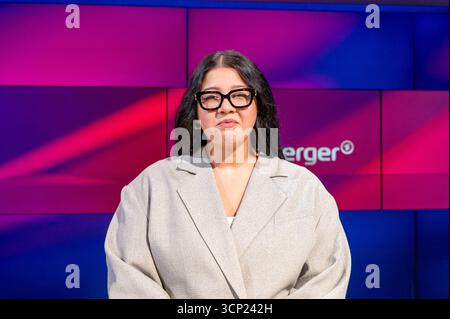 Änderungsantrag 23. September 2025 diskutierte Sandra Maischberger in Köln mit Gästen über innenpolitische Reformpläne und die politische Lage in den USA. Unter den Gesprächspartnern war Yasmine MBarek von die Zeit., 23.09.2025, Köln, *** am 23. September 2025 diskutierte Sandra Maischberger mit Gästen in Köln innenpolitische Reformpläne und die politische Situation in den USA. Unter den Gesprächspartnern war Yasmine MBarek von die Zeit, 23 09 2025, Köln, Stockfoto