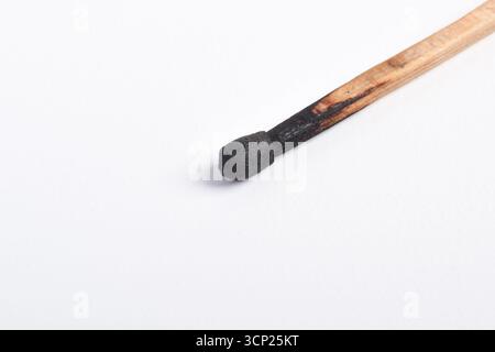 Verbrannte Übereinstimmungen isoliert auf weißem Hintergrund Stockfoto