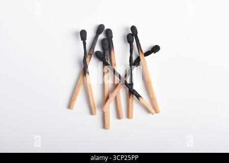 Stapel verbrannter Streichhölzer, isoliert auf weißem Hintergrund Stockfoto