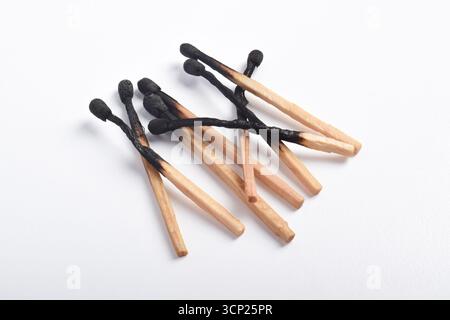 Stapel verbrannter Streichhölzer, isoliert auf weißem Hintergrund Stockfoto