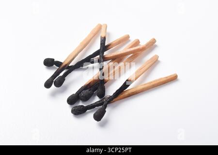 Stapel verbrannter Streichhölzer, isoliert auf weißem Hintergrund Stockfoto