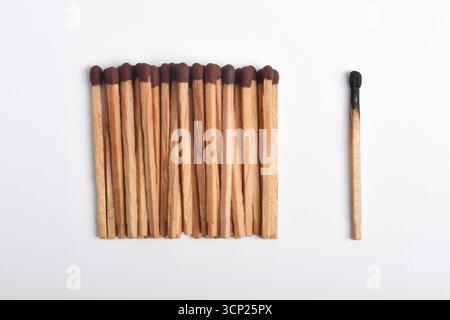 Hölzerne Streichhölzer isoliert auf weißem Hintergrund. Streichholzstapel Stockfoto