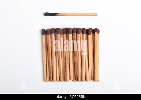 Hölzerne Streichhölzer isoliert auf weißem Hintergrund. Streichholzstapel Stockfoto