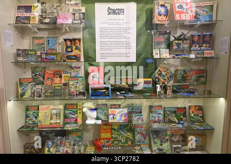 Eine Auswahl an Sammlerstücken der Fernsehserie Gerry Anderson im Museum of Brands in London Stockfoto