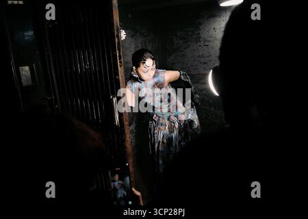 London, England, Großbritannien. September 2025. Hengdi Wang, die 2023 gegründete und zwischen London und Shanghai operierende Marke, präsentiert am 22. September während der London Fashion Week ihre Demi-Couture-Kollektion Frühjahr/Sommer 2026. Das Werk stellt traditionelle Handwerkskunst durch die Linse futuristischer Technologie neu vor: Man denke an 3D-gedruckte Textilien und Metalle, organische biomorphe Formen, mythische und östliche philosophische Referenzen und eine Vision des postmenschlichen Körpers, der Natur mit Technik verbindet. (Kreditbild: © Joao Daniel Pereira/ZUMA Press Wire) NUR REDAKTIONELLE VERWENDUNG! Nicht für kommerzielle Zwecke Stockfoto