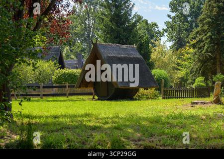 Ein Fass mit Strohdach im idyllischen Garten im Spreewald, oder-Spree-Bezirk, Brandenburg Stockfoto