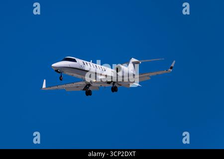 Harry Reid Flughafen 8-31-2025 Las Vegas NV USA Private Gates Learjet 45 N477MD Ankunft auf der Landebahn 26L am Harry Reid International Airport Stockfoto