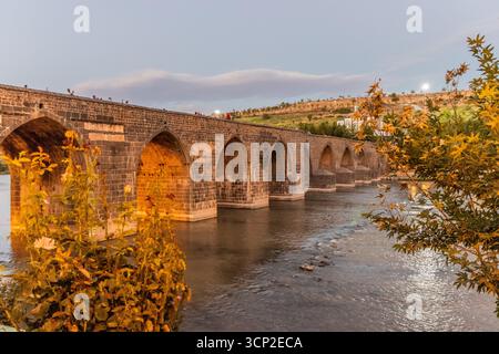 Dicle Bridge über den Fluss Tigris in der Nähe von Diyarbakir, Türkei Stockfoto