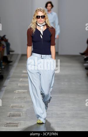 Mailand, Italien. September 2025. EISBERG Frühjahr/Sommer 2026 Laufsteg während der Milan Fashion Week am 2025. September - Mailand, Italien, 23./09/2025 Credit: dpa/Alamy Live News Stockfoto