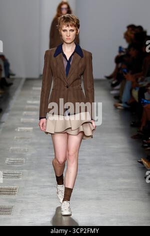Mailand, Italien. September 2025. EISBERG Frühjahr/Sommer 2026 Laufsteg während der Milan Fashion Week am 2025. September - Mailand, Italien, 23./09/2025 Credit: dpa/Alamy Live News Stockfoto