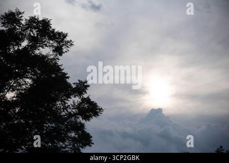 Regenwolken im Kontrast zur Sonne am Ende des Tages... Stockfoto