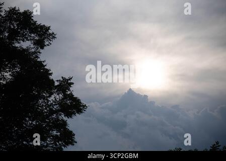 Regenwolken im Kontrast zur Sonne am Ende des Tages... Stockfoto