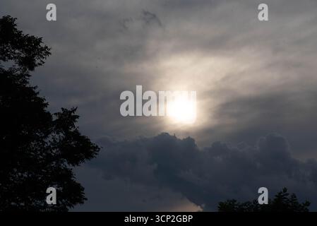 Regenwolken im Kontrast zur Sonne am Ende des Tages... Stockfoto