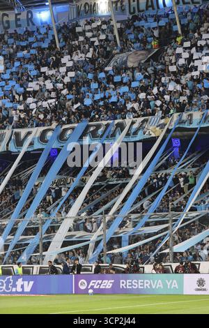 Buenos Aires, Argentinien. September 2025. BUENOS AIRES, ARGENTINIEN - 23. SEPTEMBER 2025: Rennfans beim CONMEBOL Copa Libertadores Spiel zwischen Racing Club und Velez Sarsfield im Estadio Presidente Perón am 23. September 2025 in Buenos Aires, Argentinien. (Foto von Marco Buenavista/Sports Press Photo) Credit: SPP Sport Press Photo. /Alamy Live News Stockfoto