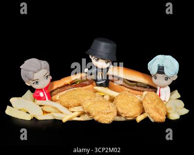 Palm Springs, Kalifornien, USA. September 2025. Palm Springs, Kalifornien, 23. September 2025: McDonald's präsentiert die Encore Edition seiner TinyTAN Happy Meal Promotion und ergänzt die laufende Zusammenarbeit um ein neues Set an Sammlerspielzeugen. TinyTAN sind Chibi-Charaktere, die von Big Hit Entertainment (jetzt HYBE) geschaffen wurden und jeweils ein Mitglied von BTS repräsentieren, der siebenköpfigen südkoreanischen Popgruppe, die als eine der einflussreichsten Musikacts der Welt gilt. Die Encore Edition folgt dem Anfang dieses Monats eingeführten Throwback-Set. Hier sehen Sie TinyTAN-Figuren von RM (links), Jung Kook Stockfoto