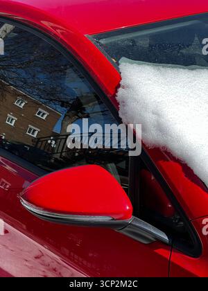 Auto und schmelzender Schnee Stockfoto