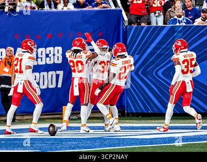 Christian Roland-Wallace (30) feiert mit seinen Teamkollegen, nachdem er am Sonntag, den 21. September 2025, einen Touchdown gegen die New York Giants im MetLife Stadium in East Rutherford, New Jersey, zurückgegeben hat. Duncan Williams/CSM Stockfoto