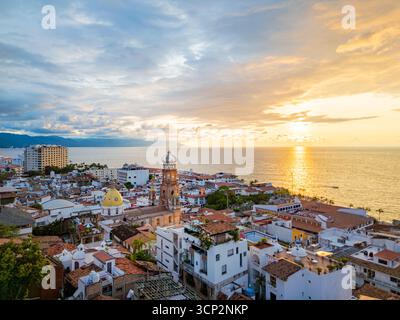 Pfarrei unserer Lieben Frau von Guadalupe mit Meerblick in Puerto Vallarta Stockfoto