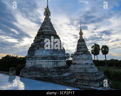 Abendstrahlen über buddhistischen Stupas in Bagan, Myanmar Stockfoto