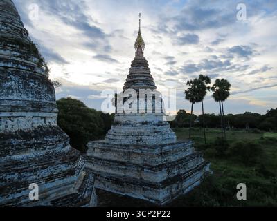 Abendstrahlen über buddhistischen Stupas in Bagan in Myanmar Stockfoto