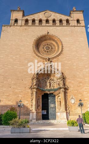 PALMA, SPANIEN, 26. APRIL 2023: Ein Bild der Vorderseite der Basilika de sant francesc auf mallorca Stockfoto