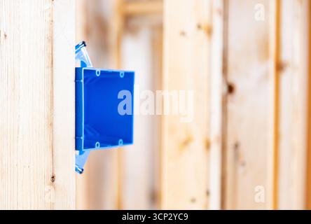 Steckdosen bei Neubau, selektiver Fokus, Hintergrund Stockfoto