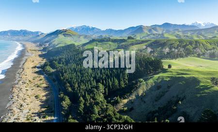 Drohnenperspektive auf die Ostküste der Südinsel in der Nähe von Kaikoura Stockfoto