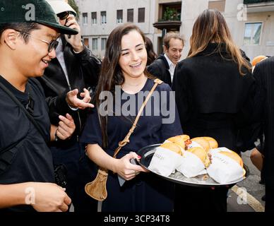 Mailand, Italien. September 2025. Gäste kommen am 23. September 2025 zur Alberta Ferretti Modenschau während der Milan Fashion Week Women's Spring/Summer 2026 in Mailand (Italien), Italien. Foto: Marco Piovanotto/ABACAPRESS.COM Credit: Abaca Press/Alamy Live News Stockfoto