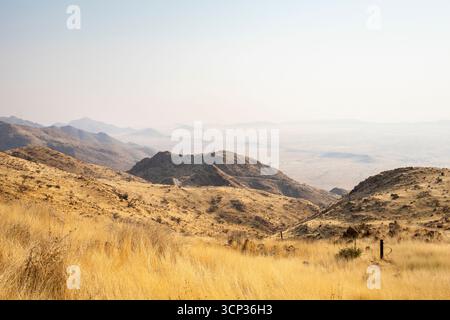 Ein Picknick-Ort überblickt die weite Namib-Wüste vom Spreetshoogte Pass aus mit trüben Ebenen und zerklüfteten Bergen Stockfoto