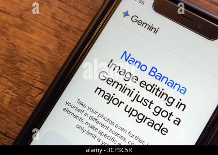 Mexiko-Stadt, MEXIKO - 15. September 2025: Smartphone-Bildschirm mit Google Gemini Update-Ankündigung, die das Upgrade der Nano Banana Bildbearbeitung hervorhebt. Stockfoto