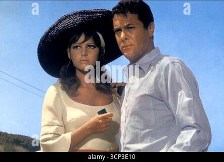 Tony Curtis in UNA scena del Film Piano non t'agitare - Don't Make Waves con Claudia Cardinale. Stockfoto